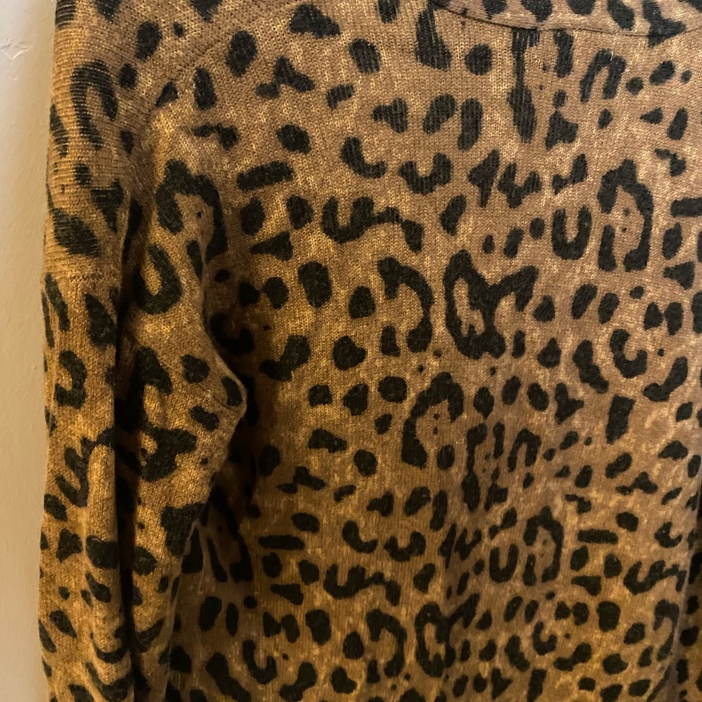 H&M| Small| Leopard print cardigan| worn once or twice| Great condition. - Picture 3 of 6